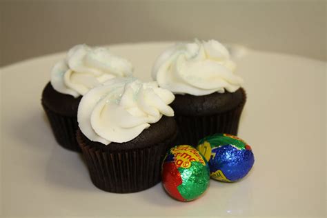 Two Sweet Bakery: cadbury creme egg cupcakes