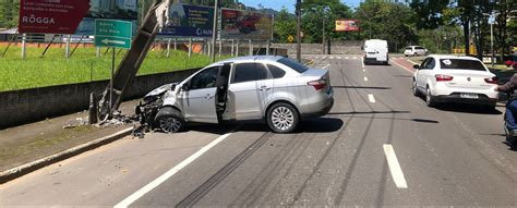 Motorista Fica Ferida Ap S Colidir Carro Contra Poste Na Ilha Da