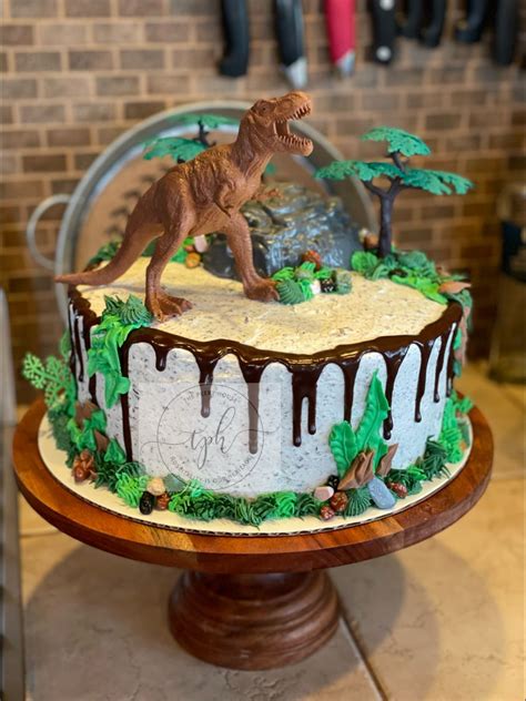 Dinosaur birthday cake | Dinosaur birthday cakes, Buttercream birthday cake, Dino cake