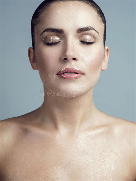 Portret Van Een Jong Brunette Met Nat Gezicht Stock Afbeelding Image Of Haring Haar