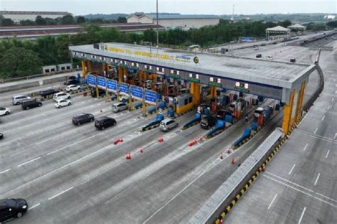 Puncak Arus Balik Lalu Lintas Di Gerbang Tol Cikampek Utama Ramai Lancar