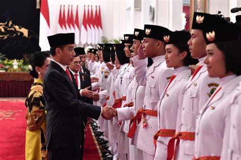 Jelang Upacara Agustus Jokowi Kukuhkan Paskibraka Di Istana