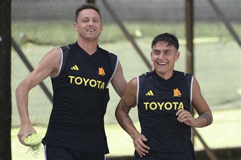 Matic Si Diverte A Dileggiare La Dybala Mask L Argentino Ironizza