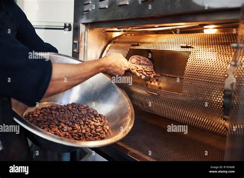 Roasting Cocoa Beans Banque Dimage Et Photos Alamy