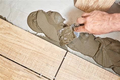 Какой клей для плитки лучше в ванной - рейтинг водостойких плиточных клеев
