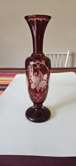 ANCIEN VASE EN CRISTAL DE BOHEME taillé décor gravé FLEURS couleur