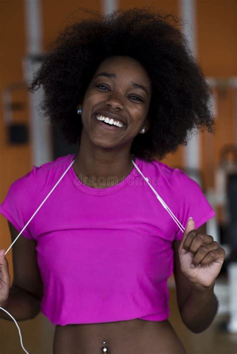 Mulher Afro Americana Que Corre Em Uma Escada Rolante Foto De Stock