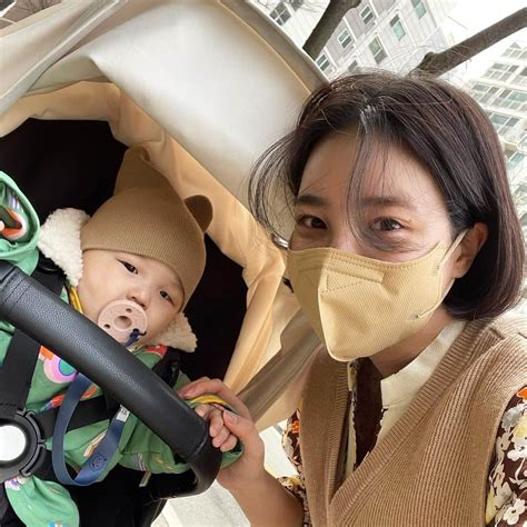 カン・ヘヨンさんのインスタグラム写真 カン・ヘヨンinstagram「유모차산책 애기엄마 👶🏻💛 안추워서 넘 죠타