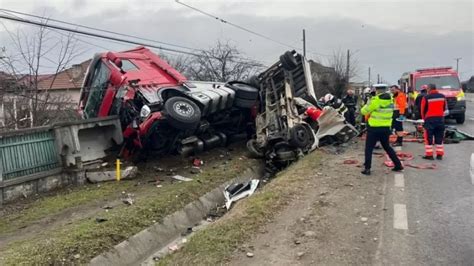 Circulație complet blocată Camion condus de un turc grav accident