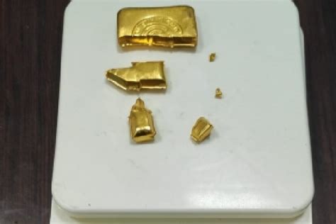 Hyderabad Airport Gold Worth Rs Lakh Seized From Three