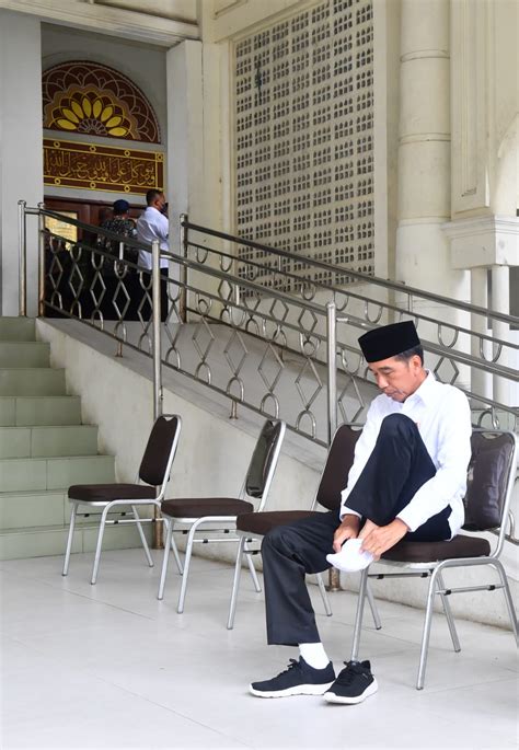 Foto Presiden Jokowi Salat Jumat Dan Resmikan Penataan Kawasan Masjid