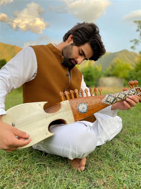 Kashmir Musician Playing Rabab Is Winning Internet With Fusion Tunes ...