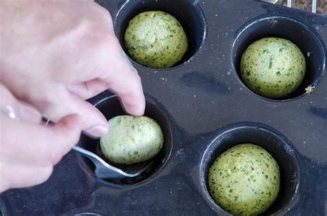 Gebackene Knödel Low Carb mit Kräutern