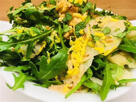 Rucola Salat mit Birne Walnüssen und Roquefort Leckerlife