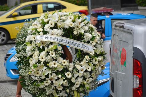 Amigos e familiares se despedem de Pedro Paulo Rangel em velório no Rio