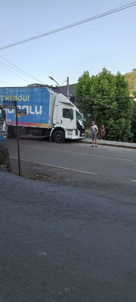 Sorte Motorista de caminhão que bateu em poste teve apenas ferimentos