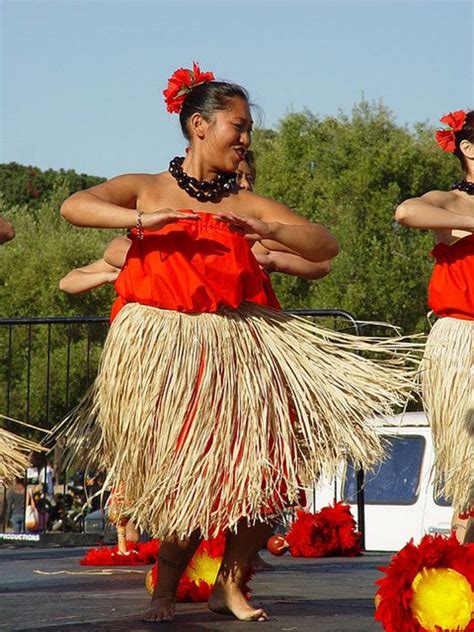 How to Dance Hula: Basic Hula Dancing Techniques - HobbyLark