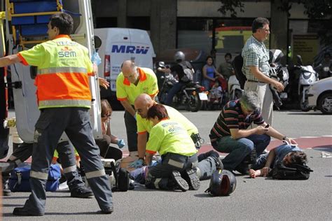 Un Motorista Muere En Barcelona Tras Chocar Con Un Coche Del Servei D