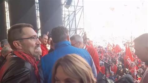 Bella Ciao Chiude La Manifestazione Di Cgil E Uil A Roma Landini E