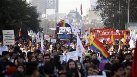 Más De 50 Mil Personas Marcharon Por El Orgullo Gay Cooperativa Cl