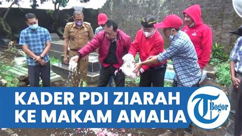 Kader PDI Perjuangan Ziarah Ke Makam Amalia Dan Tuti Di Subang Maman