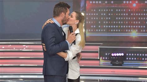 Showmatch El Tremendo Beso De Guillermina Valdes A Marcelo Tinelli