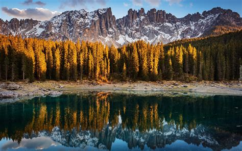 Odbicie Roz Wietlonych Drzew I Dolomit W W Jeziorze Lago Di Carezza