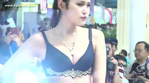 Chinese Model In Sexy Lingerie Show