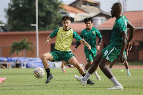 Benahi Lini Belakang Aji Santoso Fokus Latih Tatikal Back Four