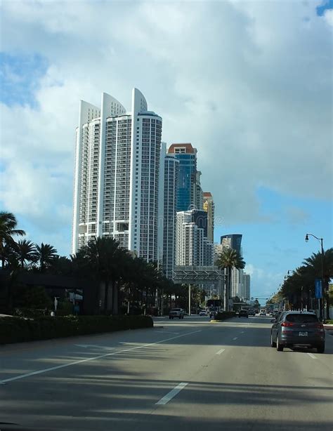 Modernos Edificios De Apartamentos Con Palmeras Y Vistas Al Miami Desde