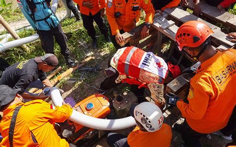 Upaya Evakuasi Penambang Terjebak Di Lubang Tambang Emas Banyumas