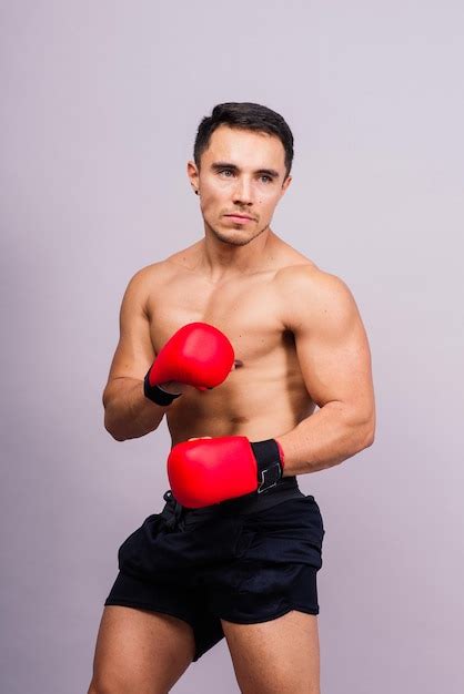 Guantes de boxeo hombre entrenando en el desafío de lucha deportiva o