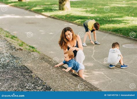 Glad Mamma Spenderar Tid Med Barn I Sommarparken Arkivfoto Bild Av