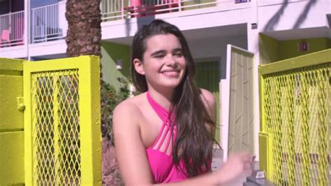 Modelo de talla grande posa en bikini El Nuevo Día
