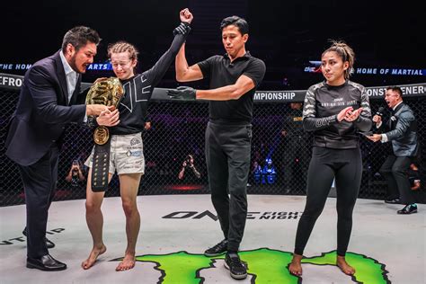 Danielle Kelly Dominates Jessa Khan To Win World Championship Title