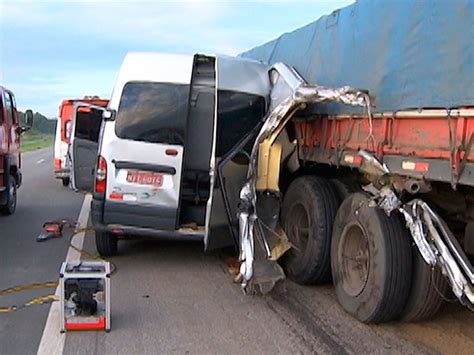 Acidente Entre Carreta E Van Deixa 10 Mortos E Feridos A Gazeta News