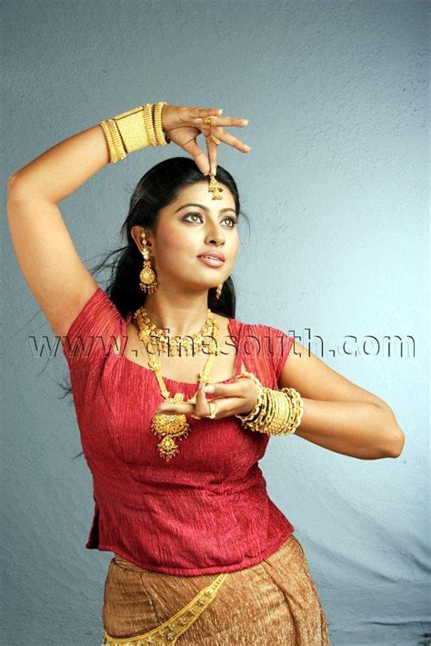 INDIAN ACTRESS Tamil Actress Sneha Hot Showing Her Hanging Big Boobs