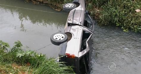 G1 Motorista morre após cair carro em córrego de São Roque