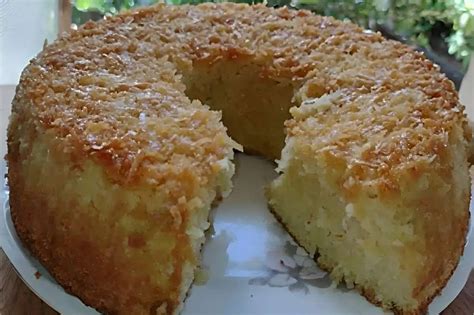 Bolo De Coco Caramelizado Delicioso E Perfeito Para O Lanche Da Tarde