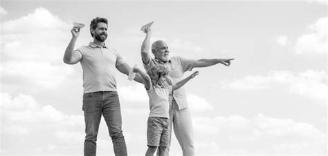 Tres Generaciones Diferentes Edades Abuelo Padre E Hijo Hijo Jugando