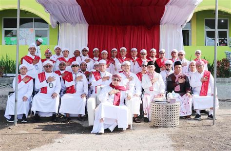 Hut Ke 79 Ri Behaestex Bagi Bagi Ribuan Sarung Merah Putih Ke Ratusan Pesantren