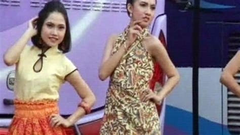 Hari Batik Nasional Pedagang Buah Jadi Model Dadakan Video Liputan