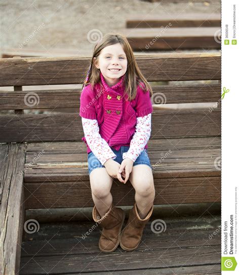 Jolie Fille Douce S Asseyant Sur Un Banc Photo Stock Image Du