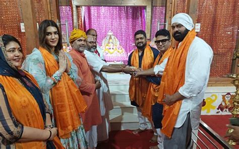 Prabhas Kriti Sanon Om Raut Seek Blessings At Ram Temple In Ayodhya