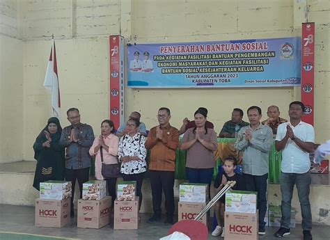 Penyerahan Bantuan Sosial Padda Kegiatan Fasilitasi Bantuan