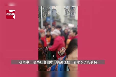 热心小伙扶摔倒老人反遭讹，市民围观指责？交警澄清：属交通事故