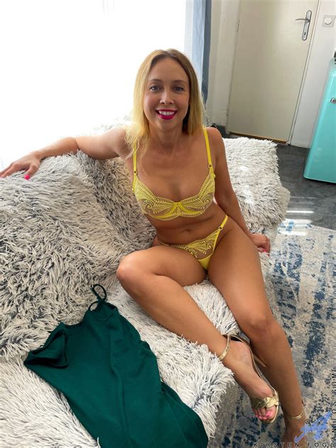 Beautiful Blonde MILF Poses Nude And Smiles In These Porn Pictures