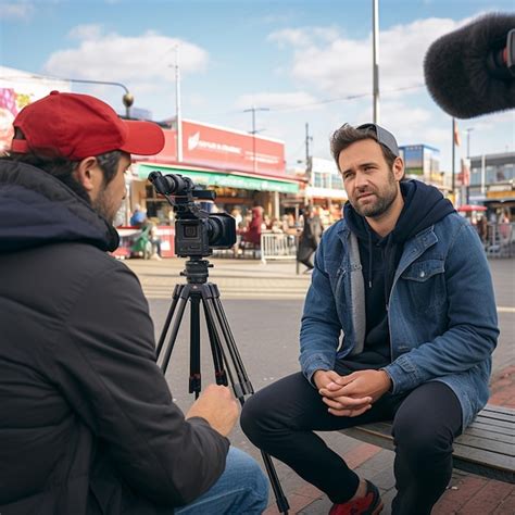 Un periodista con su camarógrafo en medio de una entrevista Foto Premium