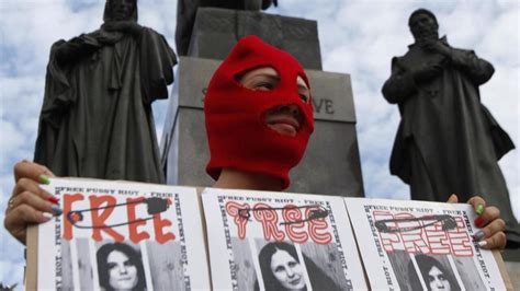 Russie Free Pussy Riot une inscription en lettres de sang retrouvée sur le lieu dun double