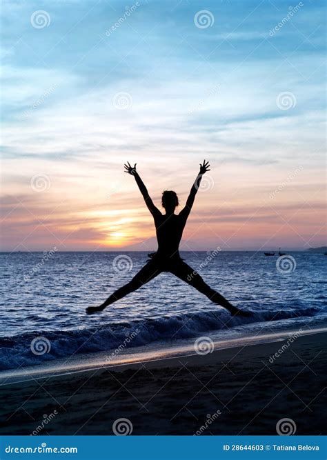 Mulher De Salto Da Silhueta Na Praia Imagem De Stock Imagem De